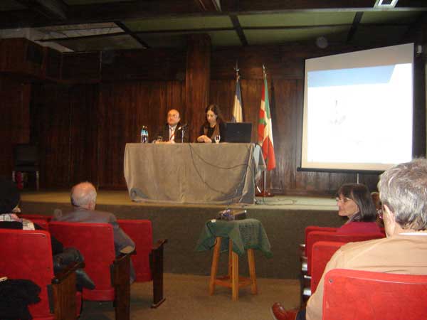Patxi Baztarrika y Lorea Bilbao ofrecieron una charla en Laurak Bat durante los actos del 130 aniversario (foto EuskalKultura.com)