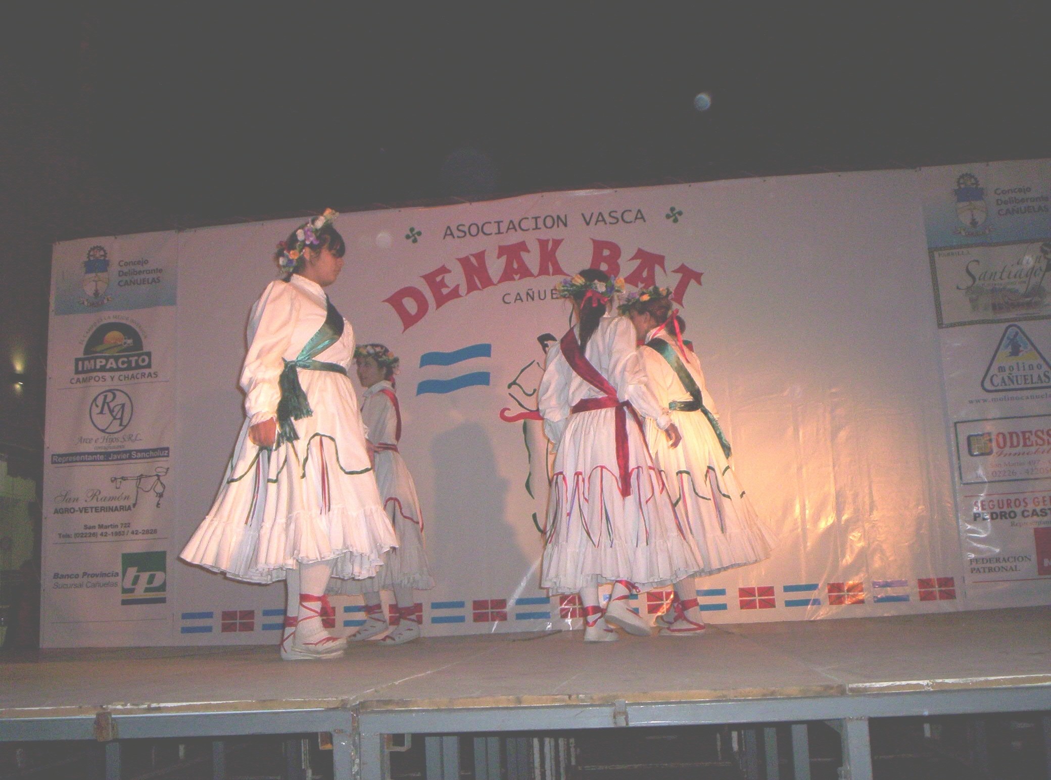 Dantzaris sobre el escenario en una edición anterior del encuentro (foto CañuelasEE)