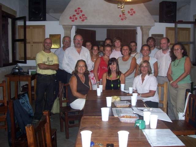 El diputado Gobbi, de pie y vestido de blanco, posando con varios miembros de la euskal etxea (foto ChascomusEE)