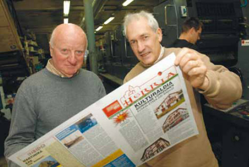 Janbattit Dirassar, director de Herria, y Peio Jorajuria, jefe de redacción, en la imprenta examinando un nuevo número del semanario (foto Herria)
