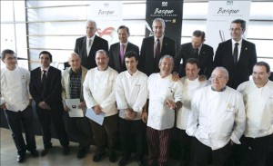 Los chefs vascos y responsables políticos durante la presentación del proyecto