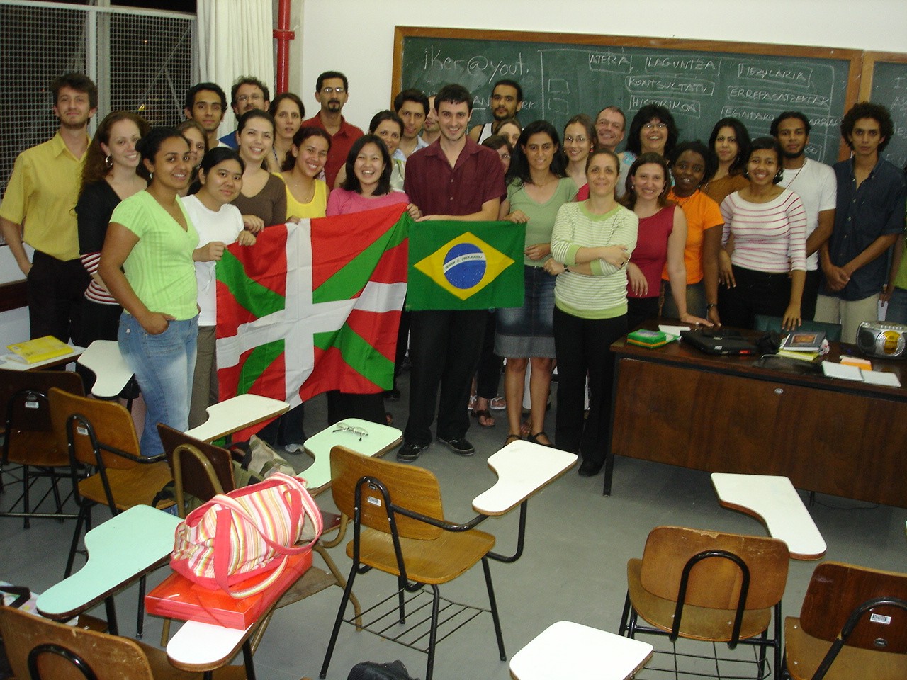 Iker Azkue, Brasileko bandera eskutan duela, Sao Pauloko euskara ikasleekin (argazkia I.Azkue)