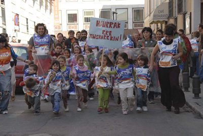 Euskal Etxeko txikiek ere parte hartu zuten 2007an Madrilen egin zen Korrika 15en (argazkia MadrilEE)