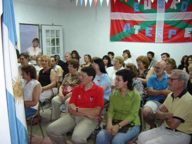 Inauguración en Eusko Aterpea de Gral Rodríguez de la Biblioteca Nikomedes Iguan Azurza (foto EuskalKultura.com)