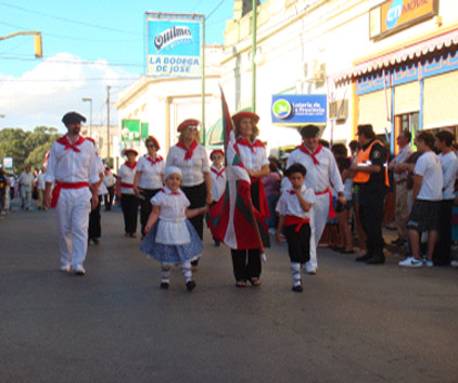 Los representantes del Beti Aurrera desfilando en Carmen de Patagones (foto Beti AurreraEE)