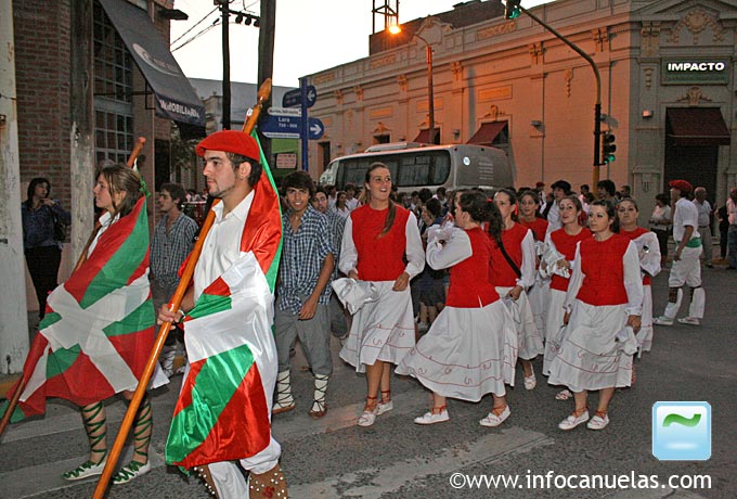 Algunos de los dantzaris llegados a Cañuelas para celebrar este Encuentro 2009 de Aberri Eguna (foto infocanuelas.com)