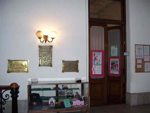 Buenos Airesko Iparraldeko Euskal Etxearen egoitzako hall-a eta Kultura Aretoko atea (argazkia Norma Rios)