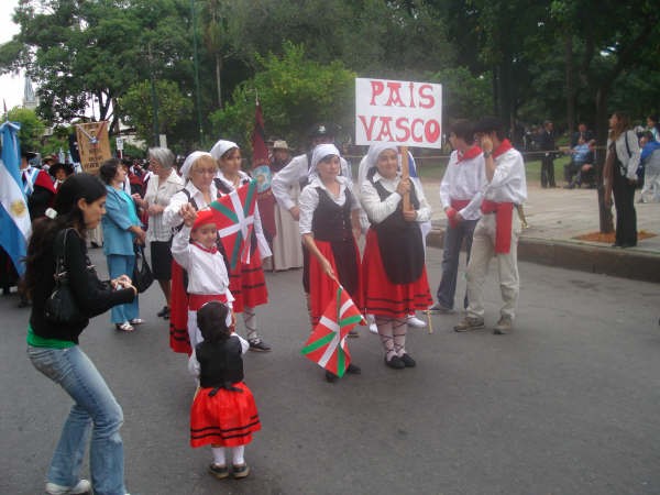 Parte de la representación del Centro Vasco de Salta durante el desfile (foto SaltaEE)