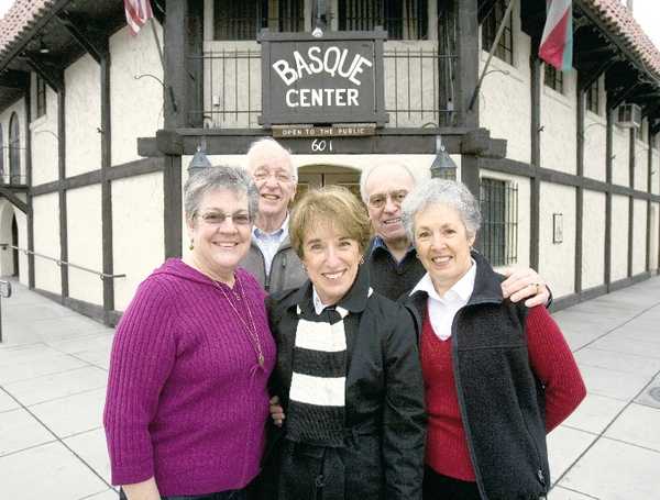 Los pioneros Toni Murelaga Achabal, Diana Urresti Sabala, Delphina Urresti (delante), Simon Achabal y Al Erquiaga (detrás) (foto DarinOswald/IdahoStatesman)