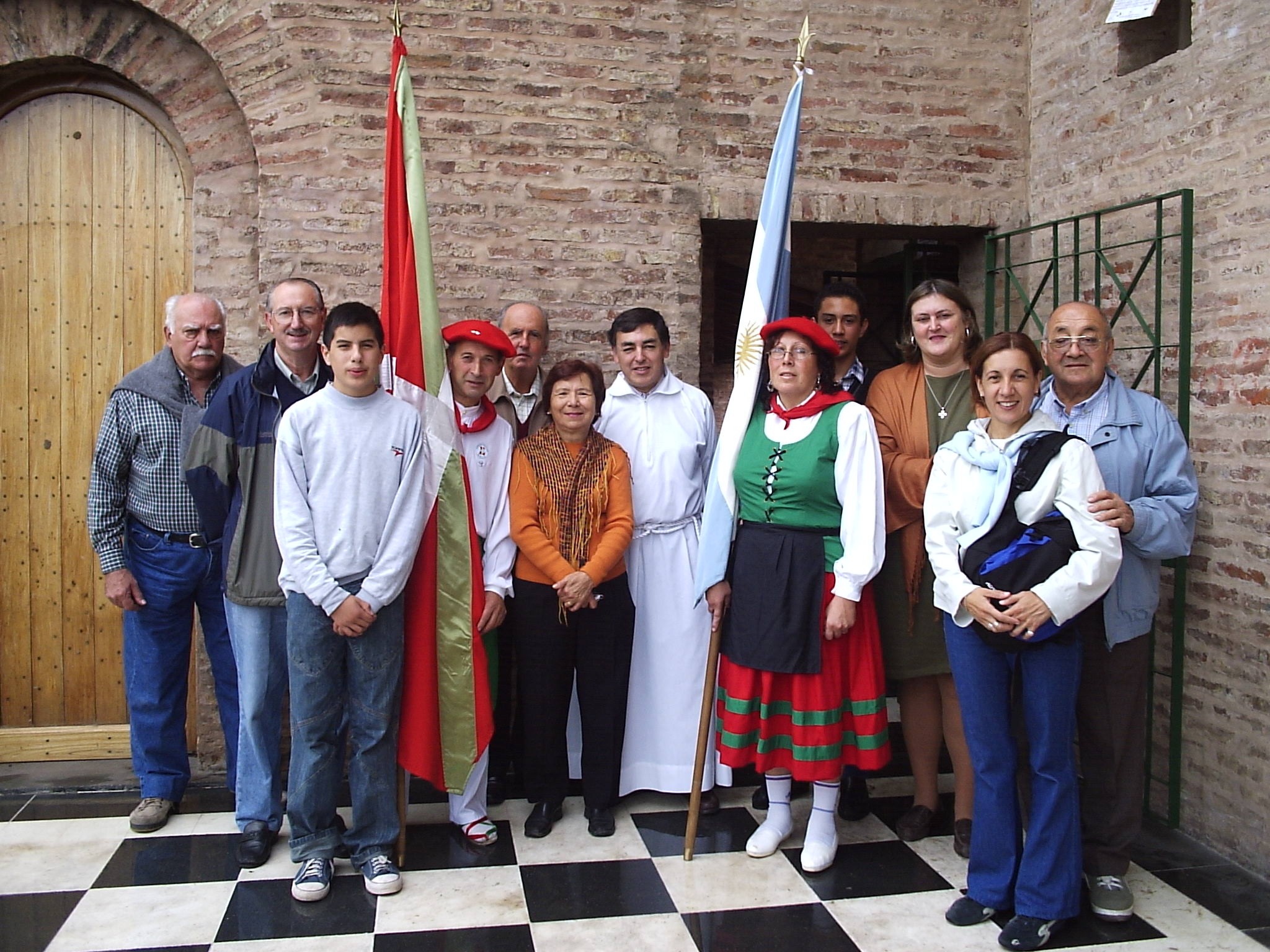 Miembros del Centro Vasco de José C. Paz durante la fiesta del año pasado (foto JoseCPazEE)