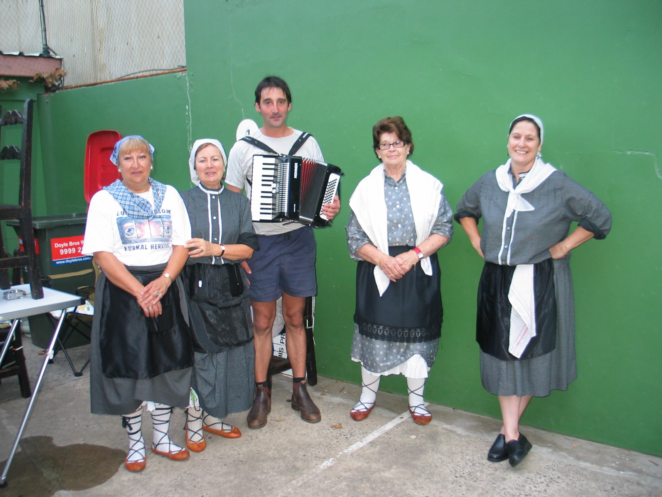 El acordeonista Josu Kastresana, de Okendo, alegró con su música la fiesta de Aberri Eguna del Gure Txoko (foto SydneyEE)