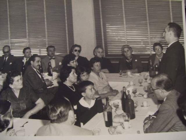 En la imagen puede verse entre el público a Raúl Ricardo Alfonsín (sentado, con bigote) acompañado de su esposa María Lorenza Barreneche en un acto del Centro Vasco de Chascomús (foto ChascomúsEE)