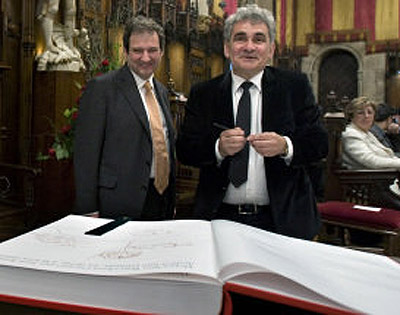 Atxaga con el alcalde Jordi Hereu, en el Saló de Cent del ayuntamiento barcelonés (foto LGuerrero)