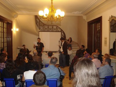 Estebe Ormazabal y Paulo Ferraz en plena lectura de algunos poemas en euskera (foto F.Aristimunho)