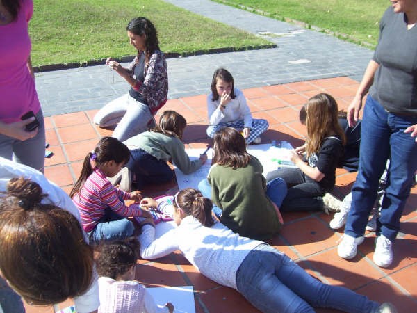 Chicos y chicas del Zingirako se tiraron por los suelos para dibujar los carteles (foto ChascomúsEE)