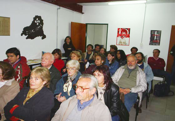 Público asistente a una semana cultural en el Centro Vasco Denak Bat marplatense