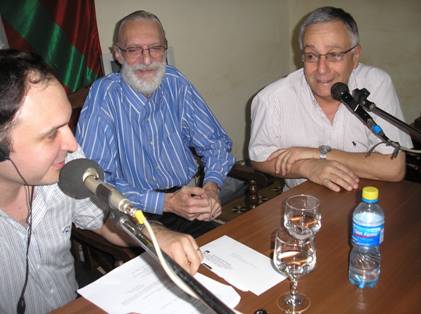 El director y conductor de Presencia Vasca, Federico Borrás, el colaborador de temas históricos Mikel Ezkerro y Felipe Eiheragibel, presidente de FEVA, bromean durante la emisión del programa del 19 aniversario