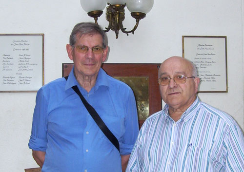 Ramuntxo Camblong, makearra, y Bixente Arozena, arantzarra, componen la delegación de Udalbide/Udalbiltza que visita Argentina y Uruguay. En la foto, ayer, frente a las placas y nombres de los miembros fundadores del CVF-Iparraldeko Euskal Etxea