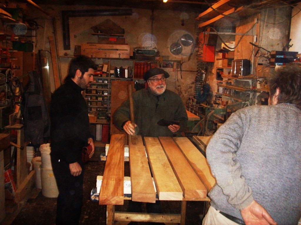 Ander Barrenetxea, Juan Mari Beltran y el carpintero alemán enfrascados en el proceso de construcción de la txalaparta (fotos FráncfortEE)