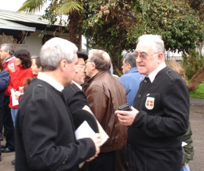 A la izquierda Iñaki Esnal y a la derecha Fernando Zubia, en una foto de archivo, con los trajes tradicionales del coro