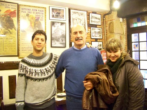 Santiago Torricelli y la soprano Eugenia Puente junto a Juanjo Orobengoa, director de Aretxabaletako Akordeoi Orkestra en el interior de un conocido establecimiento donostiarra el pasado mes de febrero (foto http://centrovascochivilcoy.blogspot.com)