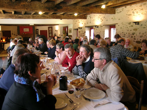 La habitual comida de confraternidad en el Mendy Ostatua de Donazaharre sucedió al Encuentro Anual de Euskal Argentina 2009