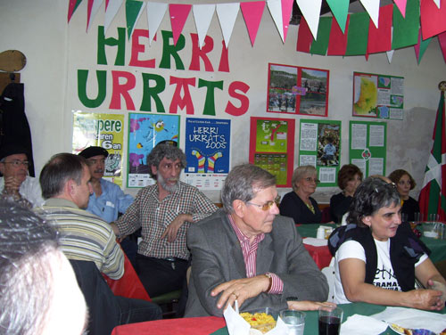El Herri Urrats porteño, en el centro, Ramuntxo Camblong, junto a la presidenta de Euskaltzaleak, Teresa de Zavaleta