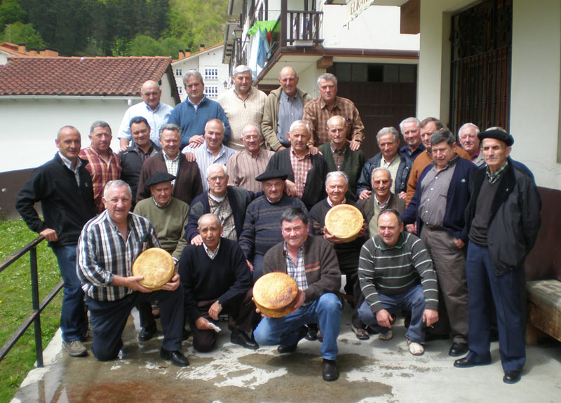 Foto de grupo de los asistentes a esta edición de 2009 del encuentro de 'amerikanoak' de Sunbilla (foto EuskalKultura.com)