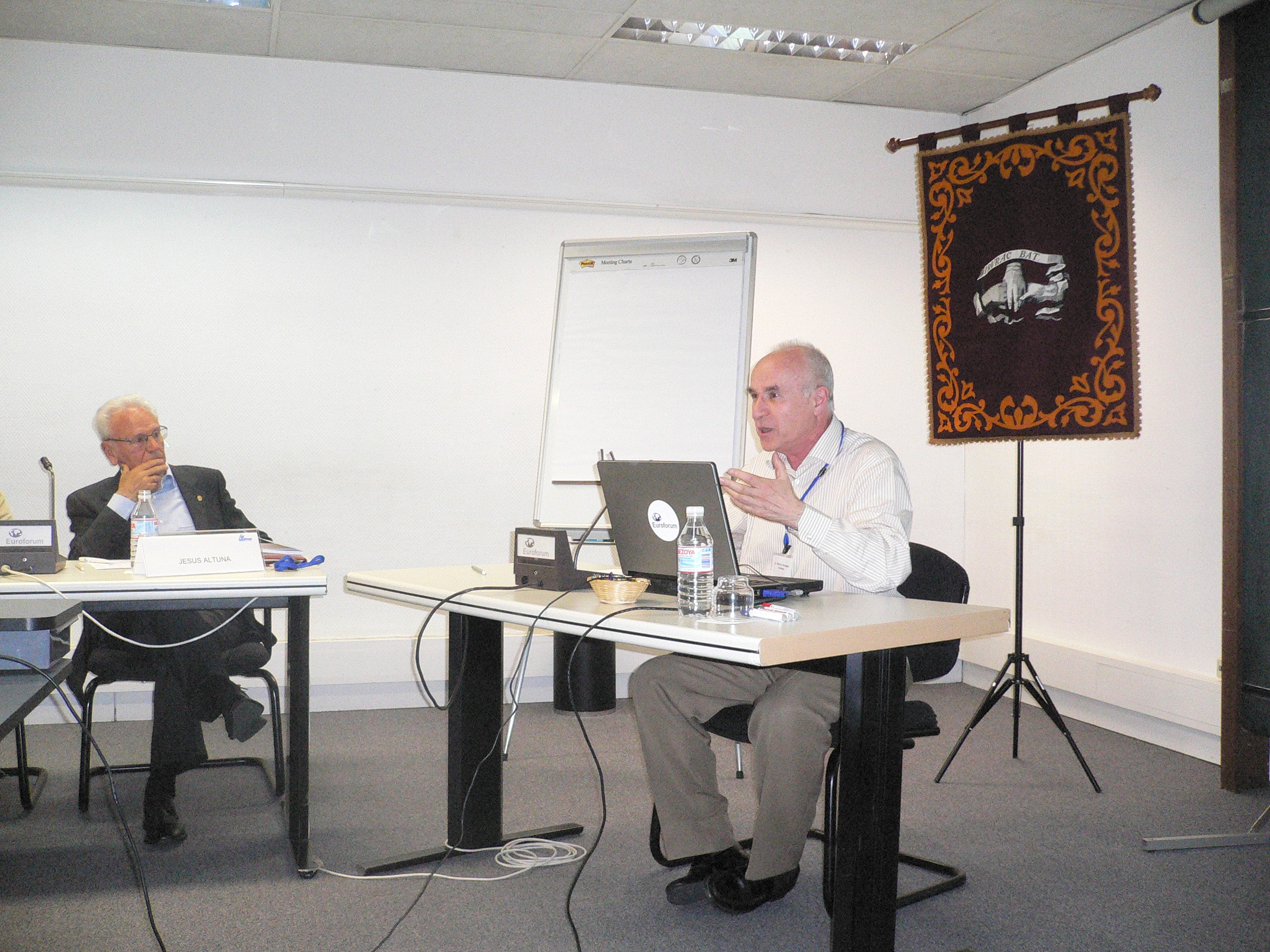 El profesor Almagro Gorbea, autor del libro “El origen de los vascos” (su lección de ingreso en la RSBAP-Delegación en Corte) diserta en presencia del profesor Altuna Etxabe (foto RSBAP)