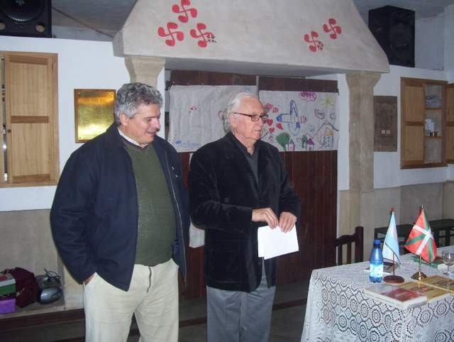 El conferenciante Alberto Sarramone (derecha) acompañado de César Arrondo, en la sede de Zingirako Euskaldunak (foto ChascomúsEE)