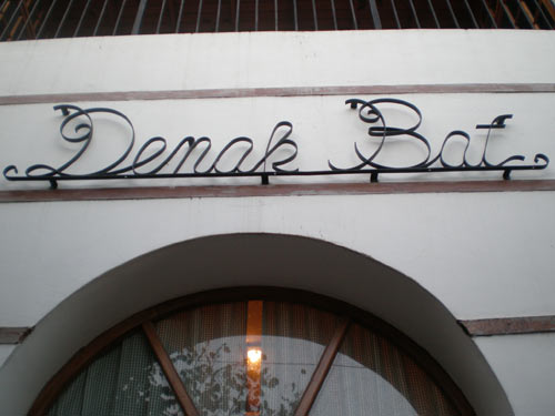 Letras con el nombre de la entidad en la fachada del Centro Vasco Denak Bat de Cañuelas (foto EuskalKultura.com)