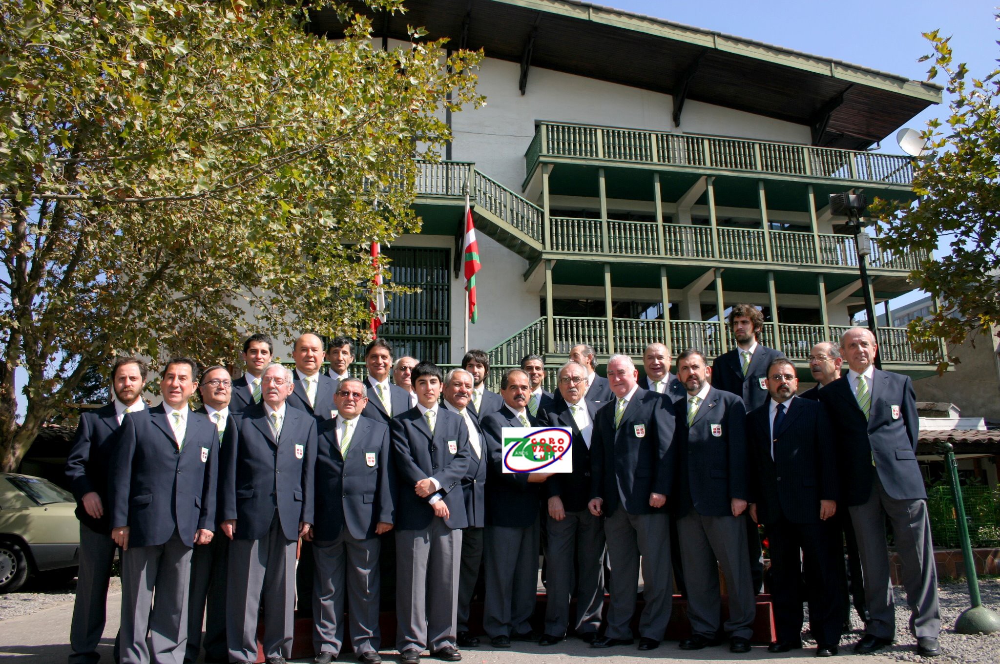 Los integrantes del Coro Vasco posando frente a la Euzko Etxea de Santiago (foto Coro Vasco)