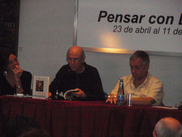 José Ángel Irigaray en la Feria del Libro de Buenos Aires. A su lado Gabriela Mendia, secretaria de FEVA, y Felipe Eiheragibel, presidente de FEVA (foto EuskalKultura.com)