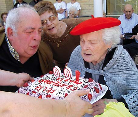 Maria Etxeberria sopla las velas de su tarta de cumpleaños junto a su hijo Jesus Gallardo (foto Guaixe) 