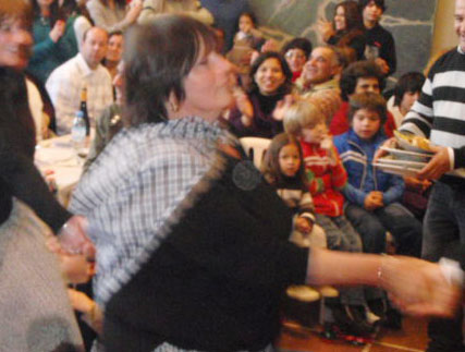 Mimí Moisello Zabaleta bailando con el grupo 'Txiki Zaharrak' de Arrecifes en la última fiesta de 'San Inazio', el pasado año (foto EuskalKultura.com)