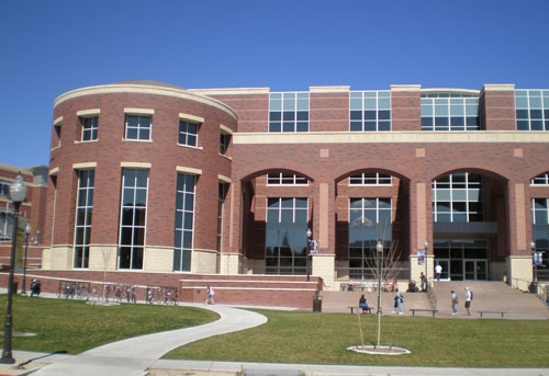 Edificio de la Biblioteca de la Universidad de Nevada-Reno. La sección vasca se halla situada en la torre de la izquierda (foto EuskalKultura.com)