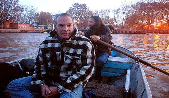 Vitico cruzando el río Luján en la barca de remos que lo lleva a su casa (foto LaVozDelInterior)