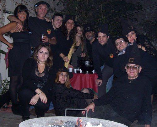 Algunas de las brujas y brujos que concurrieron a la 'Sorgin Afaria' organizada el pasado fin de semana en Iparraldeko Euskal Etxea de Buenos Aires para festejar San Juan