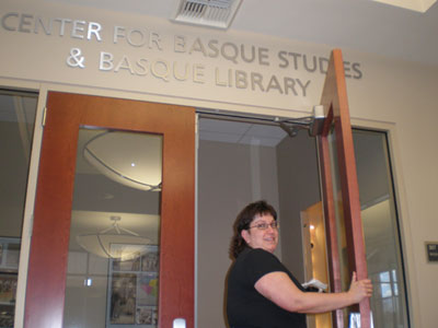 Entrada a las nuevas dependencias del Centro de Estudios Vascos y la Biblioteca Vasca de la Universidad de nevada, Reno, con Kate Camino, responsable de la oficina del CBS dándonos la bienvenida (foto EuskalKultura.com)