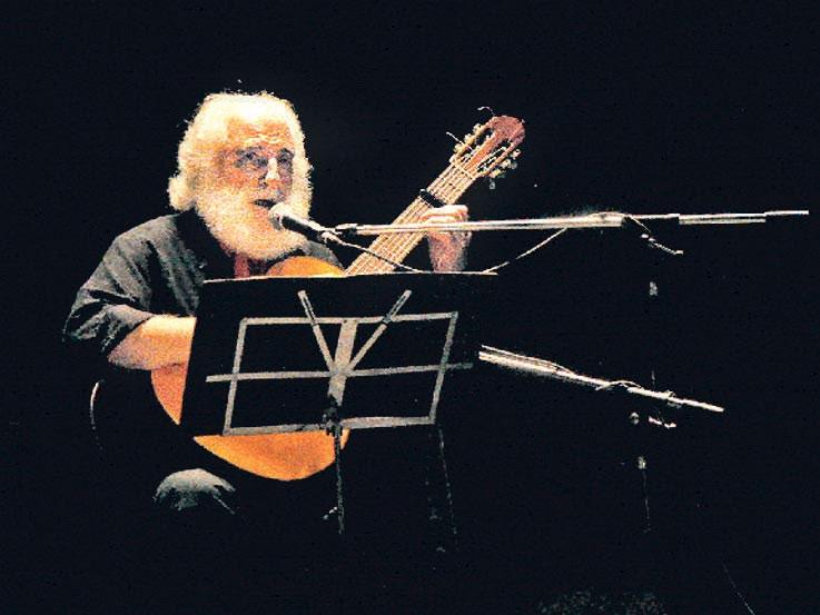 José Larralde, poeta, cantor, patriarca de la música y el canto folclórico argentino, hijo y nieto de vascos de Arantza (Aranaz)