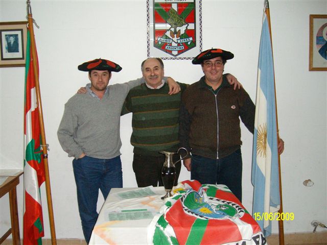 La representación lapridense en Macachín: los campeones Alejandro Eyherabide y Eduardo Martín, y el delegado Edgardo Larraza