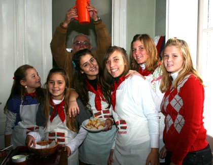 Un grupo de jóvenes contribuyendo al correcto desarrollo de la fiesta de aniversario de Hiru Erreka (fotografías LaVozdelPueblo)