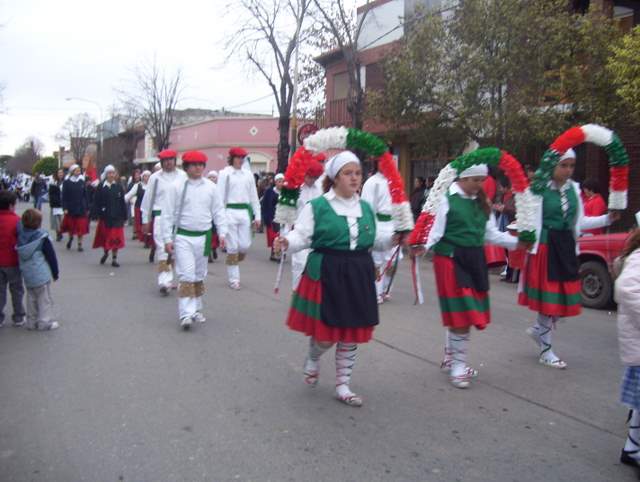 Desfile por las calles de Chascomús (imágenes EEChascomús)