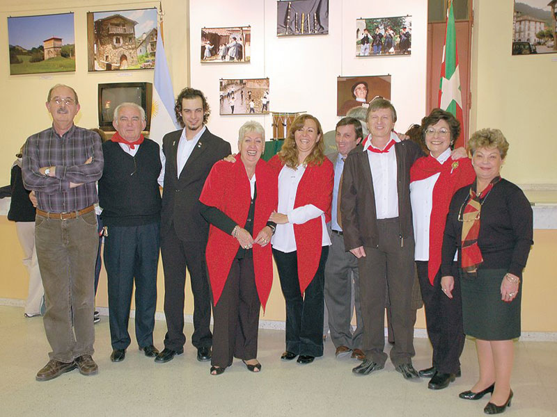 Miembros de la Asociación Euskal Echea en la muestra 'Instrumentos y caseríos vascos'