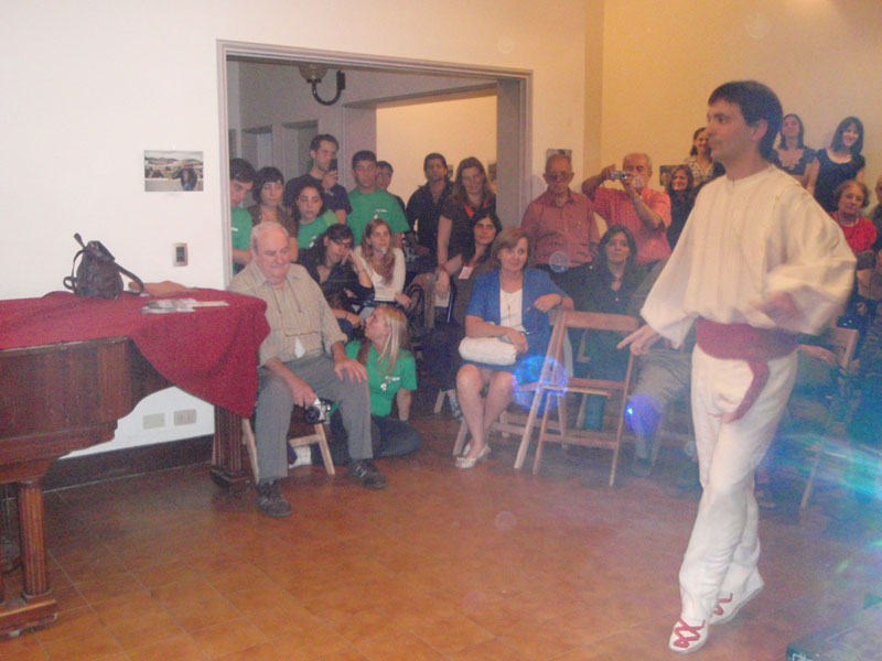 Aitor Alava bailando el Aurresku en el Homenaje a Andrés de Irujo (foto EuskalKultura.com)