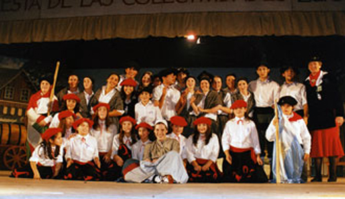 Integrantes del grupo de baile de Mendiko Euzko Etxea de Bariloche