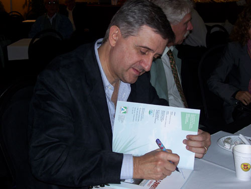 Hernán Luis Sorhuet firmando un ejemplar de su libro 'El Clima Cambió. ¿Hacia dónde vamos?' (foto Norma Ríos)
