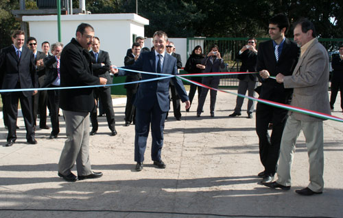 Ezkerretik hasita lehenengo lerroan, Luis Herrera, Eduardo Urrutia, Anartz Mujika eta Juan Jose Bertero, Kaikuren Santa Fe probintziako San Martin de las Escobas herriko instalazio berriak inauguratzerakoan 2009ko ekainaren 14an