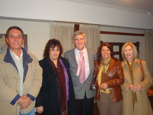 Javier Clúa, presidente de Euzko Etxea; Judith Martirena, directora de la Cátedra Libre de Pensamiento Vasco; prof. José María Larrañaga; Verónica Montes, directora del IEC de la Facultad de Ciencias Económicas; Mariluz Artetxe, vicepresidenta de EI