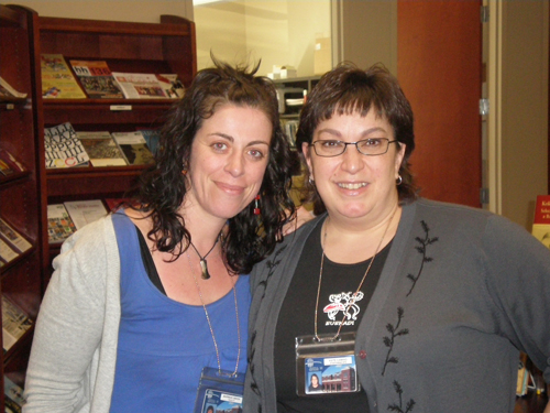 Marimar Ubeda, bibliotecaria jefe de la Biblioteca Vasca de la UNR; a su lado, a la derecha, Kate Camino, coordinadora de la oficina del Centro de Estudios Vascos; ambas han colaborado al éxito de la operación (foto EuskalKultura.com)